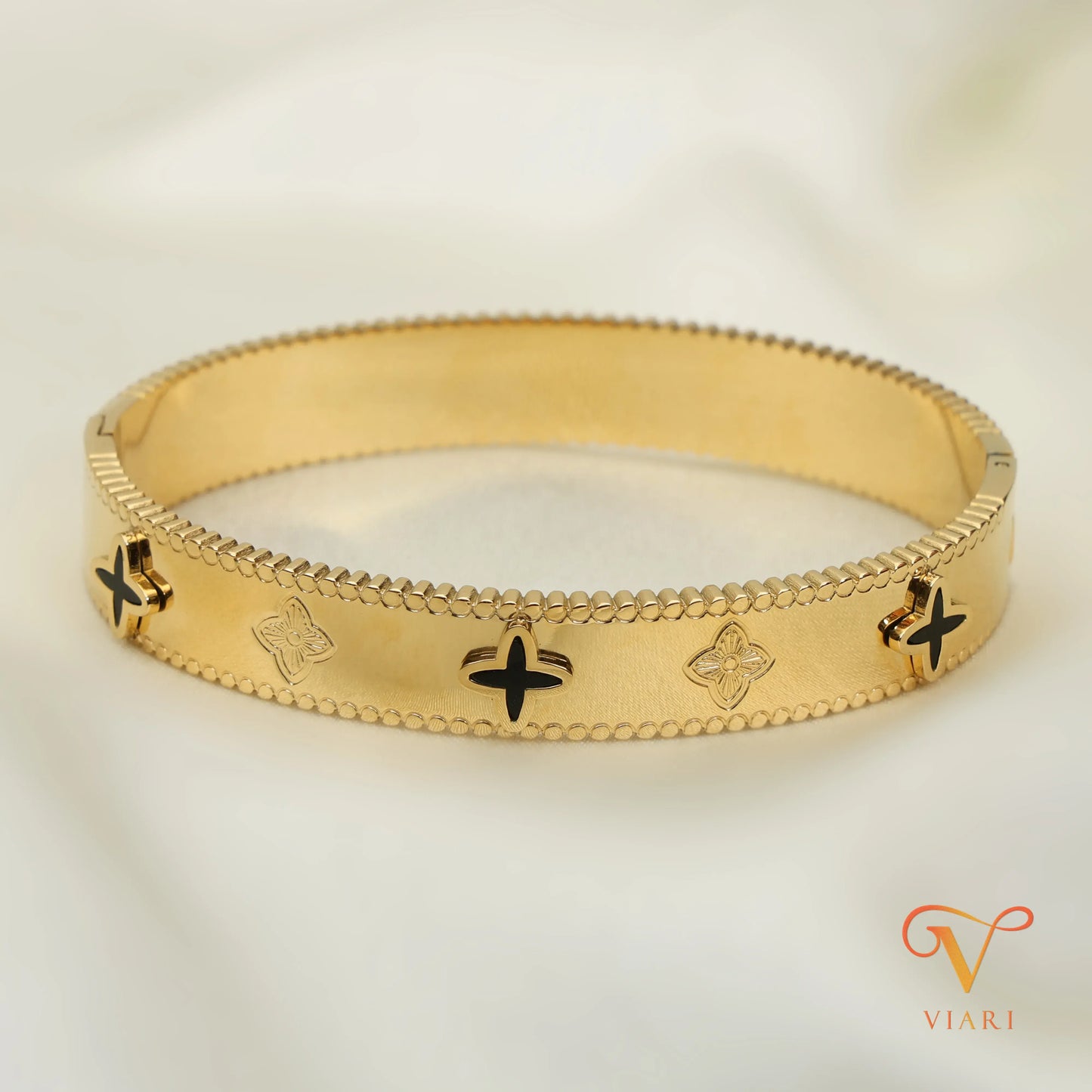 Statement Clover Bangle - Black