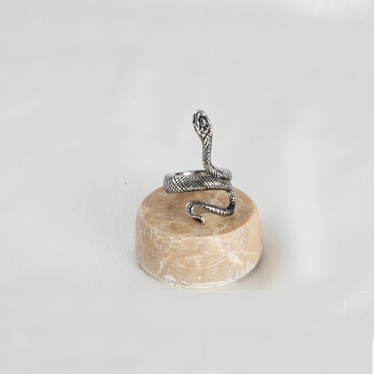 Peona Serpenta Ring